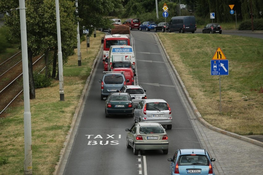 Buspas na Krakowskiej otwarty. Autobusy i tak stoją w korku 