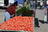 Ceny owoców i warzyw na stalowowolskim targu. Na straganach czerwono od pomidorów