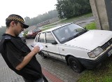 Straż miejska w Kędzierzynie-Koźlu wzięła pod lupę zdezelowane auta blokujące parkingi