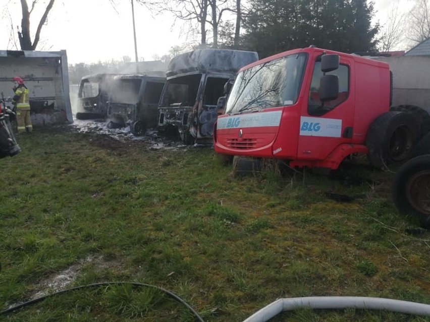 Zakrzów, gmina Oksa. Pożar trzech kabin od ciężarowych samochodów. Akcja strażaków [ZDJĘCIA]