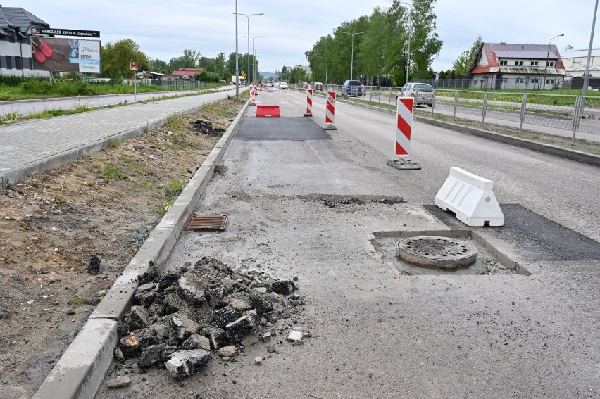 Największa inwestycja drogowa w Kielcach jeszcze nie gotowa a asfalt... już do wymiany [ZDJĘCIA]