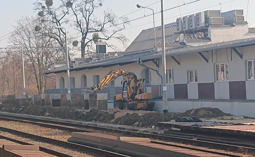 Trwa budowa nowego peronu na Dworcu Głównym (ZDJĘCIA)