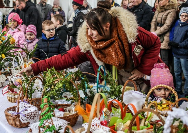 Święcenie pokarmów w czasach przedpandemicznych gromadziło tłumy ludzi.