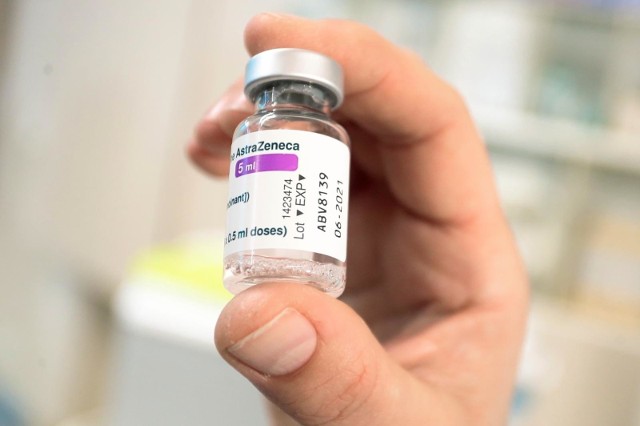 Europejska Agencja Leków potwierdziła, że szczepionka AstraZeneca może powodować wystąpienie zakrzepów krwi oraz małopłytkowość.