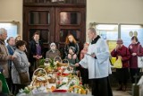 Święcenie pokarmów w Bydgoszczy. Mieszkańcy z koszyczkami ruszyli do kościołów [zdjęcia]