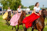 Łapy Szołajdy. Pokaz konny Szwadronu 10 Pułku Ułanów Litewskich na zajeździe szlacheckim. Wspaniałe zwierzęta, efektowne stroje