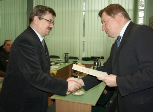 Jerzy Miller (z prawej), minister spraw wewnętrznych i administracji wręcza Andrzejowi Iskrze, burmistrzowi Staszowa promesę na 300 tysięcy złotych.