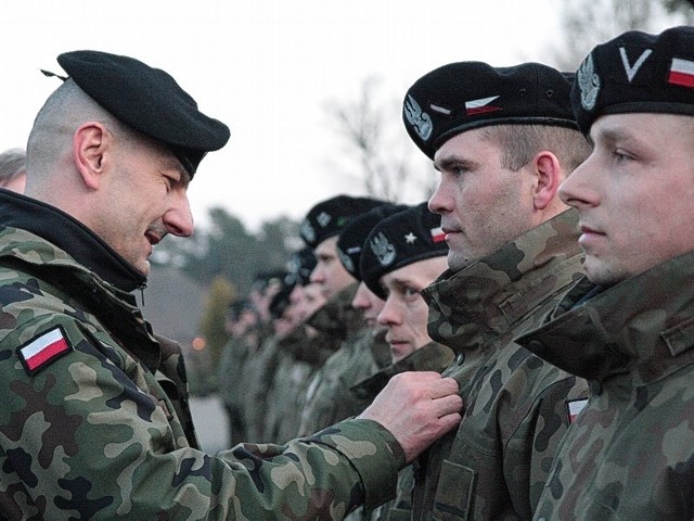 Gwiazdy wręczał żołnierzom z Międzyrzecza i Wędrzyna m.in. ich dowódca gen. bryg. Rajmund T. Andrzejczak (z lewej).