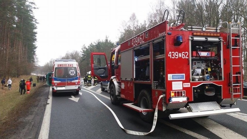 Wypadek busa pod Przybiernowem. Droga zablokowana