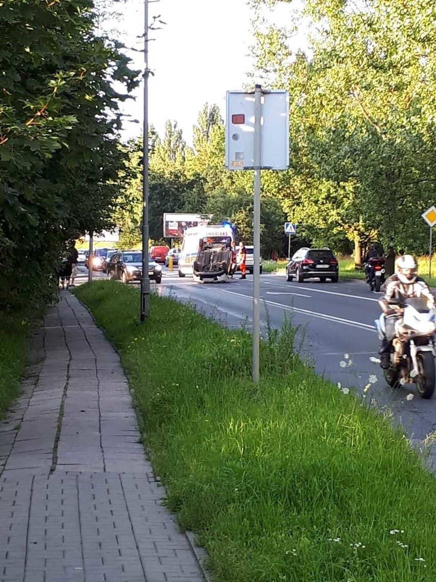 Dachowanie auta na ul. Obotryckiej w Szczecinie