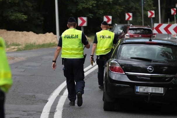 Pijany kierowca lexusa został zatrzymany w środę, 20 czerwca, podczas kontroli trzeźwości w Zielonej Górze Przylepie. Wpadł podczas działań „trzeźwy kierowca”.W środę policjanci z zielonogórskiej drogówki wspólnie z kolegami z prewencji przeprowadzili dwie akcje pod nazwą „trzeźwy kierowca”. Kontrowali trzeźwość kierujących w Zielonej Górze Przylepie i na drodze dojazdowej do Zielonej Góry Ochli.W Przylepie wpadł kierowca lexusa. – Badanie alkomatem wykazało niemal 0,7 promila alkoholu – mówi nadkom. Tomasz Szuda, naczelnik zielonogórskiej drogówki. Stracił prawo jazdy. Stanie przed sądem. Grozi mu kara do dwóch lat więzienia i zakaz prowadzenia nawet na 15 lat. Zapłaci również grzywnę nie niższą niż 5 tys. zł.Wszyscy kierowcy kontrolowani na drodze dojazdowej do Zielonej Góry Ochli jechali trzeźwi.Policja kontroluje również trzeźwość kierowców w rejonie kąpieliska w Ochli. Do tego dochodzą codzienne rutynowe kontrole trzeźwości podczas każdego sprawdzania kierowcy.Zobacz też: Straż graniczna odzyskała po pościgu wartą ponad ćwierć miliona toyotę