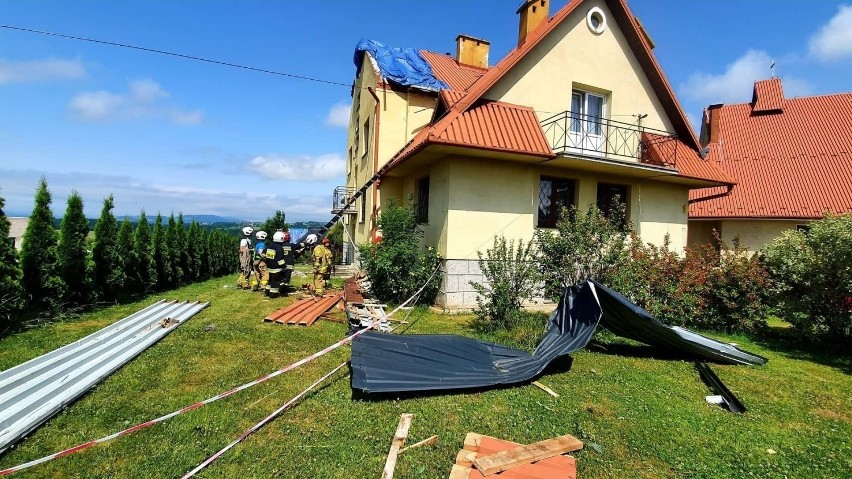 Zniszczenia po trąbie powietrznej w miejscowości Librantowa
