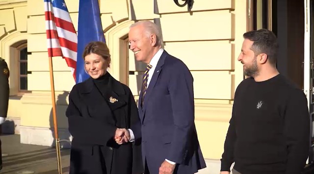 Po pięciogodzinnym pobycie na ukraińskiej ziemi prezydent Biden przyjechał pociągiem do Przemyśla.