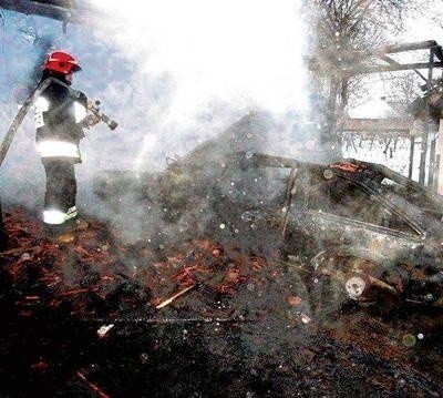 Strażacy nie zdołali uratować żadnego z samochodów Fot. Stanisław Śmierciak