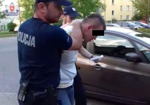 Wypadek w Puławach: Kierowca potrącił na chodniku matkę z dwójką dzieci. Potem uciekł (WIDEO)