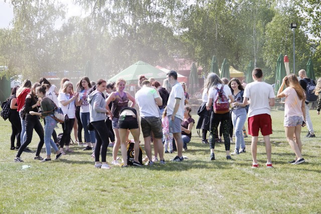 W Piastonaliach biorą udział studenci z całego miasta, ale miejscem największych imprez są od błonia Politechniki Opolskiej przy ul. Mikołajczyka i kampus Uniwersytetu Opolskiego przy ul. Oleskiej.  Na błoniach PO w poniedziałek po południu odbyło się szaleństwo z kolorowymi proszkami.We wtorek (21.05) na tej samej scenie wystąpią gwiazdy disco polo. - Rok temu to był frekwencyjny hit. Zagrają FIESTA, Cama Sutra, DEJW i MIG - zapowiada Dominika Świerczyńska, szefowa SS PO.  Sport, muzyka i przebierańceNatomiast na kampusie UO we wtorek można poszaleć podczas dnia sportu, prowadzona też będzie zbiórka krwi w godz. od 11 do 17. - Bawimy się i pomagamy. Do niedzieli na kampusie można spotkać też wolontariuszy zbierających datki dla naszej koleżanki Oli, która porusza się na przestarzałym wózku inwalidzkim. Nowy kosztuje 22 tys. zł, do celu wciąż brakuje ok. 8 tys. zł  - informuje Dawid Machecki z SS UO. We wtorek i środę od godz. 16 na błoniach można skoczyć na bungee. Środa będzie też dniem finałowym imprez i rozpocznie ją o godz. 10 studenckie śniadanie w kampusie UO. W południe z kampusu PO wyruszy korowód przebranych studentów. Żakinada przejdzie przez kampus UO i ok. godz. 13 dotrze na Rynek. Tam prezydent przekaże żakom klucze do bram miasta i wystąpi Cała Góra Barwinków. Dzień zakończą gwiazdy rocka. Od godz. 18.30 na błoniach zagrają Four Seasons, 47 Horses, Pajujo, Happysad i COMA.  W czwartek  na kampusie od godz. 18 rozpocznie się Gruba Biba gwiazdami, której będzie Jarecki i Grubson, a w piątek wieczorem karty rozdają hip-hopowcy na czele z TEDE, donGURALesko i Kę Kę.