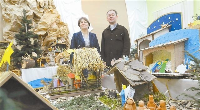 Na wystawę zapraszają dyrektor Teresa Grabowska i ks. Piotr Sługocki. (fot. Daniel Polak)