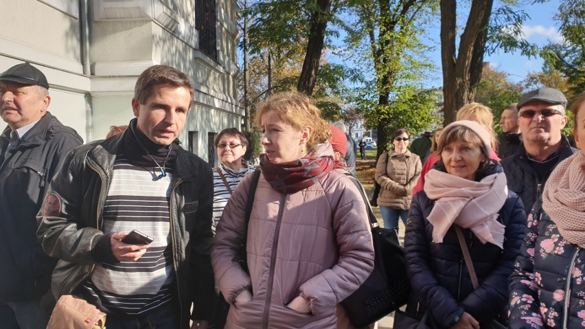 Protest antyszczepionkowców w Łodzi! Przeciwnicy szczepień pod Okręgową Izbą Lekarską. Manifestują w obronie Huberta Czerniaka ZDJĘCIA