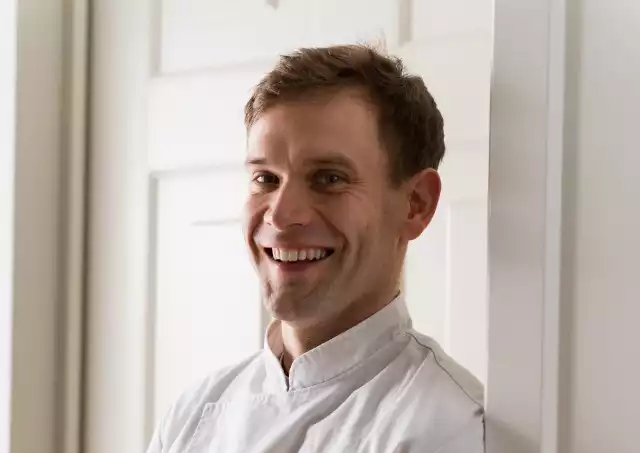 Jan Kilański – poprowadzi live cooking, podczas którego przygotuje trzy wegetariańskie potrawy z produktów dostępnych na miejscu.