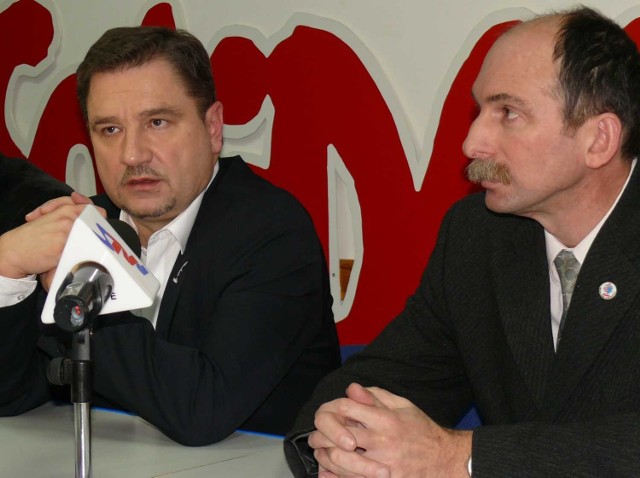 Szef krajowej "S&#8221; Piotr Duda podczas pobytu w styczniu w Stalowej Woli, dobrze ocenił efekty zbierania głosów. Z prawej przewodniczący regionalnej "S&#8221; Andrzej Kaczmarek.