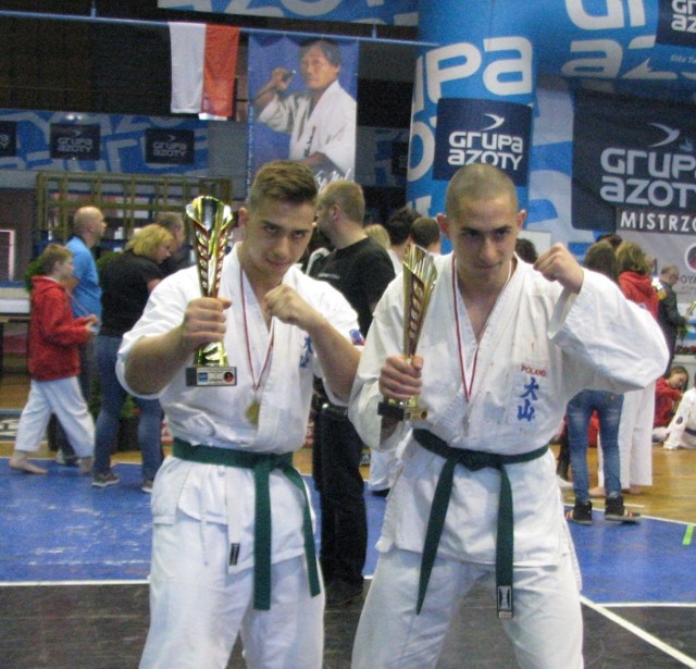 Medaliści z Brzeszcz prezentują wywalczone trofea; Maciej Wątor (z lewej) i Dominik Moskin.
