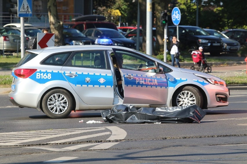 Tragiczny wypadek na Legnickiej. Nie żyje mężczyzna jadący na hulajnodze