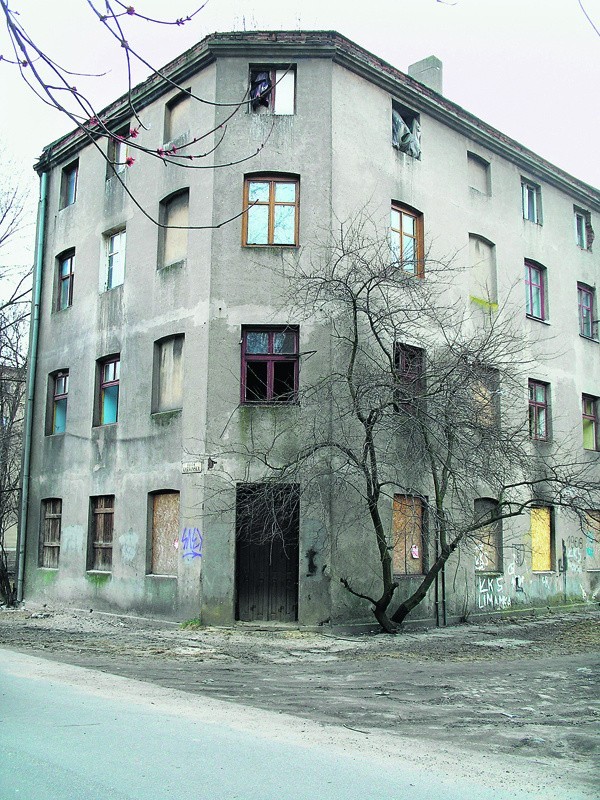 Budynek przy  ul. Głuchej 1 jest ruiną z jednym mieszkańcem.