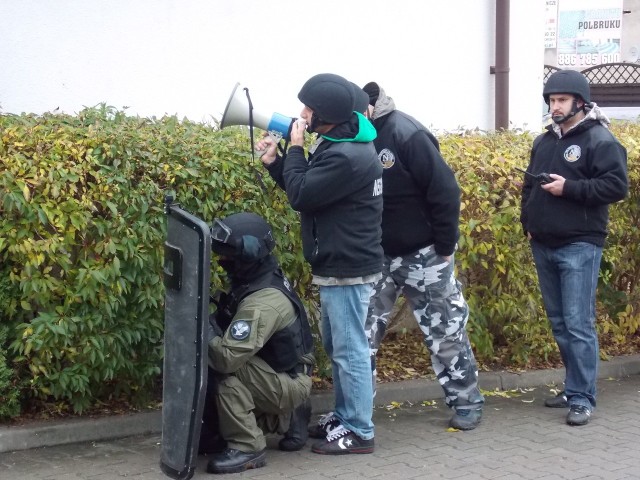 Policyjni negocjatorzy namawiają desperata, żeby wypuścił zakładniczkę