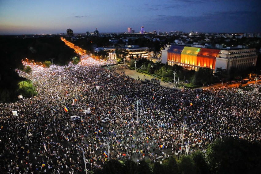 Antyrządowe protesty w Rumunii [ZDJĘCIA] Manifestacja i zamieszki w Bukareszcie. Doszło do starcia z policją, wiele osób rannych [WIDEO]