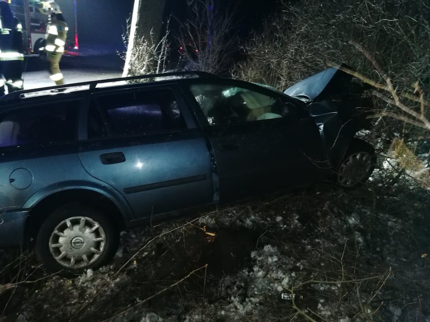 Śmiertelny wypadek pod Chełmnem. Samochód uderzył w drzewo....