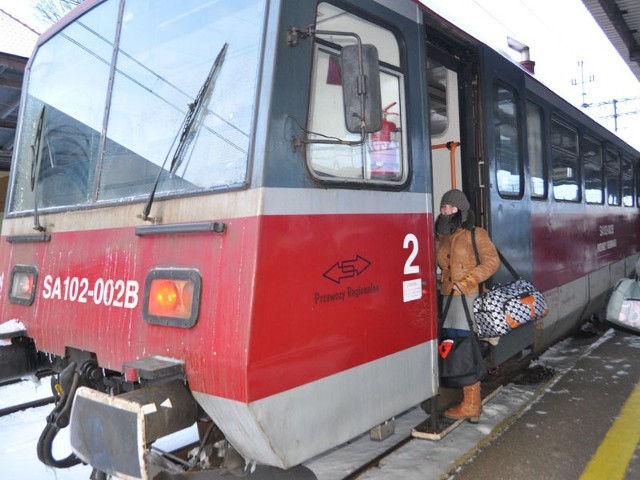 Pasażerowie oczekujący na szczecineckim dworcu PKP na pociąg do Chojnic są zaniepokojeni możliwością likwidacji połączeń na tej linii.
