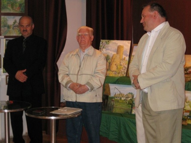 Komisarzem artystycznym pleneru oraz dobrym duchem pleneru był Julian Bartosik. Od lewej: Krzysztof Kozera, dyrektor Domu Kultury w Iłży, Julian Bartoski oraz Andrzej Moskwa, burmistrz Iłży.