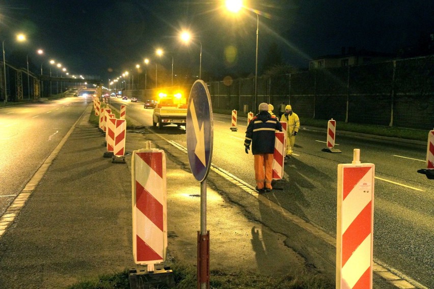 Przygotowania do rozbiórki pozostałości starej kładki nad...