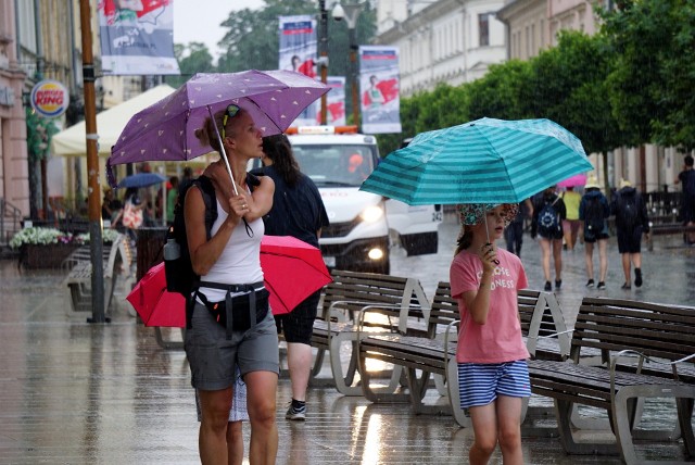 Z tropikalnych upałów weszliśmy w letnią burzę