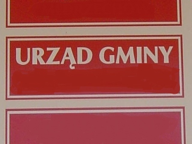 Przed budynek Urzędu Gminy w Parchowie wróciła mieszkanka Nakli, która wcześniej koczowała przed nim przez kilka tygodni. Urzędnicy są bezradni.