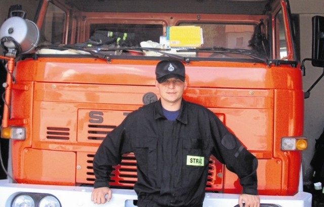 Jakub Gilewski jest naczelnikiem OSP w Kuźnicy. Kieruje pracami 66 ochotników. Tu też brakuje młodych strażaków do pracy.