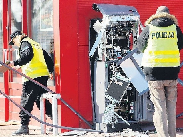 Wysadzony bankomat w Warzymicach. Zdaniem prokuratury za napadami na to i inne urządzenia w kraju stoją "Strzelec&#8221; i 32-letni Piotr K.