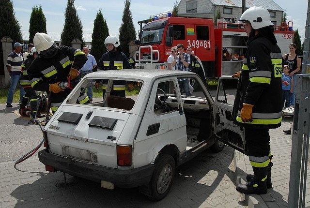Podczas imprezy strażacy z OSP w Rzekuniu zaprezentowali pokaz ratownictwa drogowego