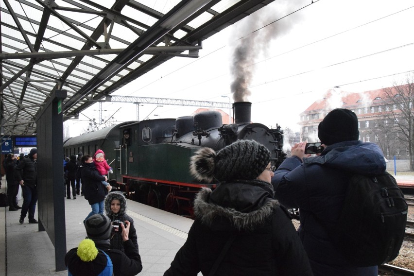 Pociąg z parowozem TKh 05353 wyjeżdża z Wrocławia Głównego,...