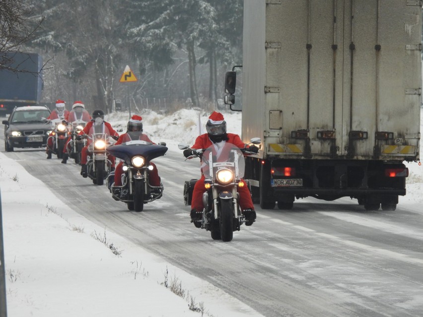 Motomikołaje z Grupy Motocyklowej Stajnia odwiedzili przedszkola w Ostrowi Mazowieckiej i Andrzejewie. 6.12.2021. Zdjęcia