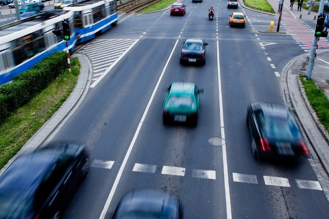 Na drodze często przecinają się tory jazdy różnych pojazdów. Zazwyczaj dochodzi do tego na skrzyżowaniach i przy zmianach pasa ruchu. O tym, kto w takich sytuacjach ma pierwszeństwo decydują przepisy, ale i tak lepiej zachować szczególną ostrożność.fot. Skoda