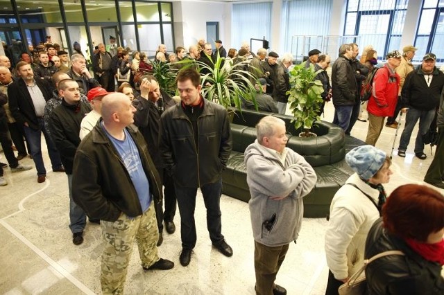 Rano w momencie otwarcia oddziału kolejka sięgała aż do ulicy Krakowskiej. Potem wszyscy stłoczyli się w środku, bo zaczął padać deszcz.