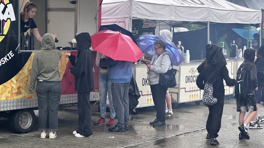 Deszczowy finał Dni Żabna 2023. Mimo kapryśnej aury nie brakuje chętnych do zabawy z parasolami w ręku. Zobacz zdjęcia