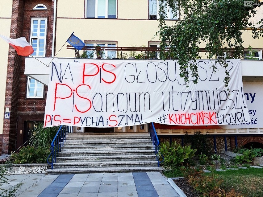 "Na PiS głosujesz? PiSancjum utrzymujesz" - protest Komitetu Obrony Demokracji