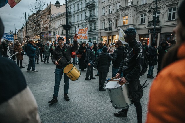 Łodzianie protestujący przeciwko organizacji festiwalu Audioriver w parku nad Zdrowiu pod urzędem miasta