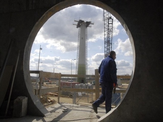 Trwa budowa turbiny wiatrowej, która bedzie produkowala energie elektryczną na potrzeby zakladu Paula Trans, który znajduje sie na terenie Slupskiej Specjalnej Strefy Ekonomicznej. To jedna z pierwszych tego typu inwestycji w Polsce.