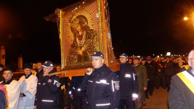 Policjanci podczas procesji niosą obraz Matki Bożej Miłosierdzia, patronki Skarżyska - Kamiennej.