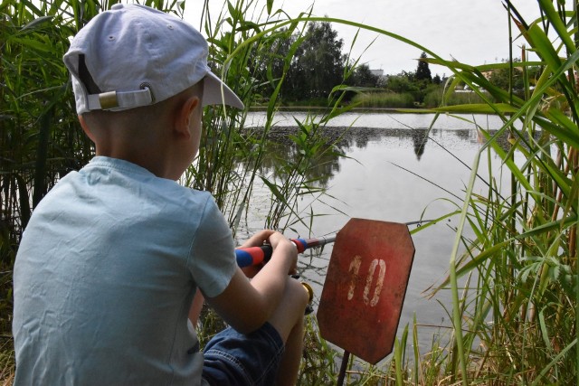 Mali i duzi, chłopcy i dziewczynki - wokół stawku w Sycewicach ustawili się w sobotę, 11 czerwca, miłośnicy wędkowania. Niektórzy złowili nawet po kilogramie ryb! Wszystkie jednak odzyskały wolność.