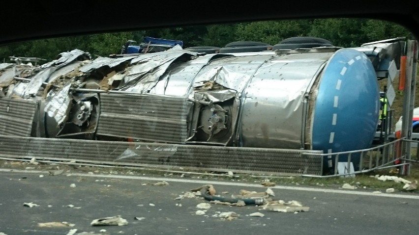 DZ24: Wypadek na A4 24.08.2015. Utrudnienia już tylko na autostradzie [NOWE ZDJĘCIA]