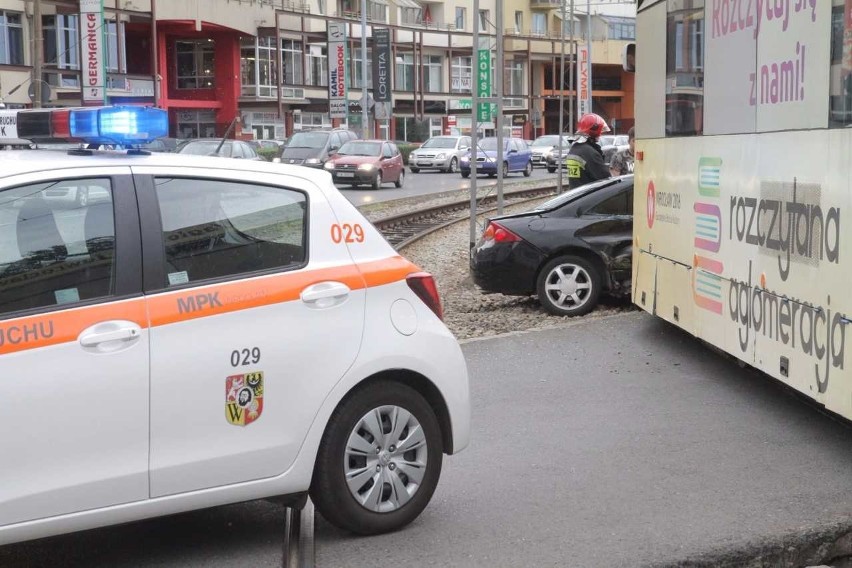 Wypadek na Drobnera. Zderzenie z tramwajem, wozy MPK skierowane na objazdy